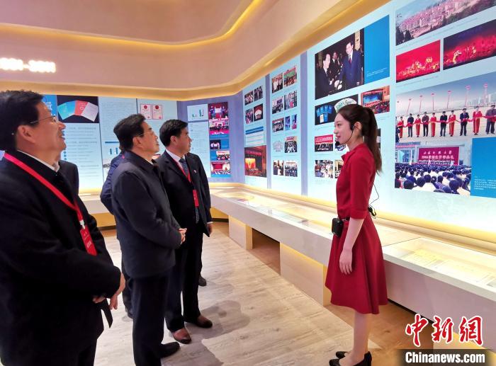 图为与会嘉宾参观山东师范大学建校70周年成就展。　赵晓 摄