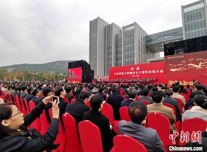 目前，山东师范大学由中国教育部与山东省人民政府共建，主要核心指标稳居山东省属高校前列。　赵晓 摄