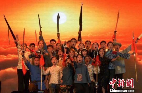 大学生悲恸演绎《流亡三部曲》纪念抗日胜利70年