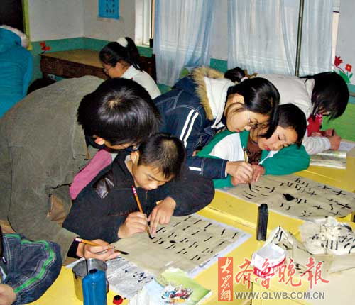 大学生牵手聋哑儿童