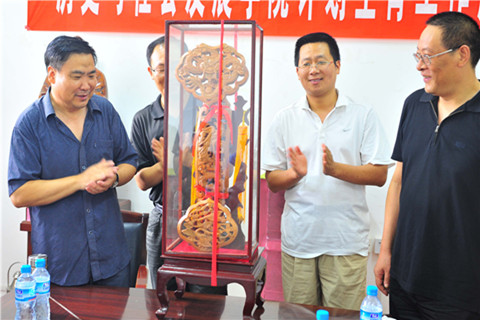 历社学院98级校友向母院赠送纪念品