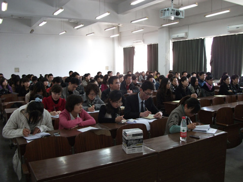 研究生会成员认真听会