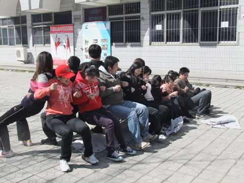 同学们团结协作