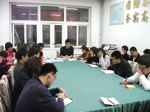 各位委员认真听会